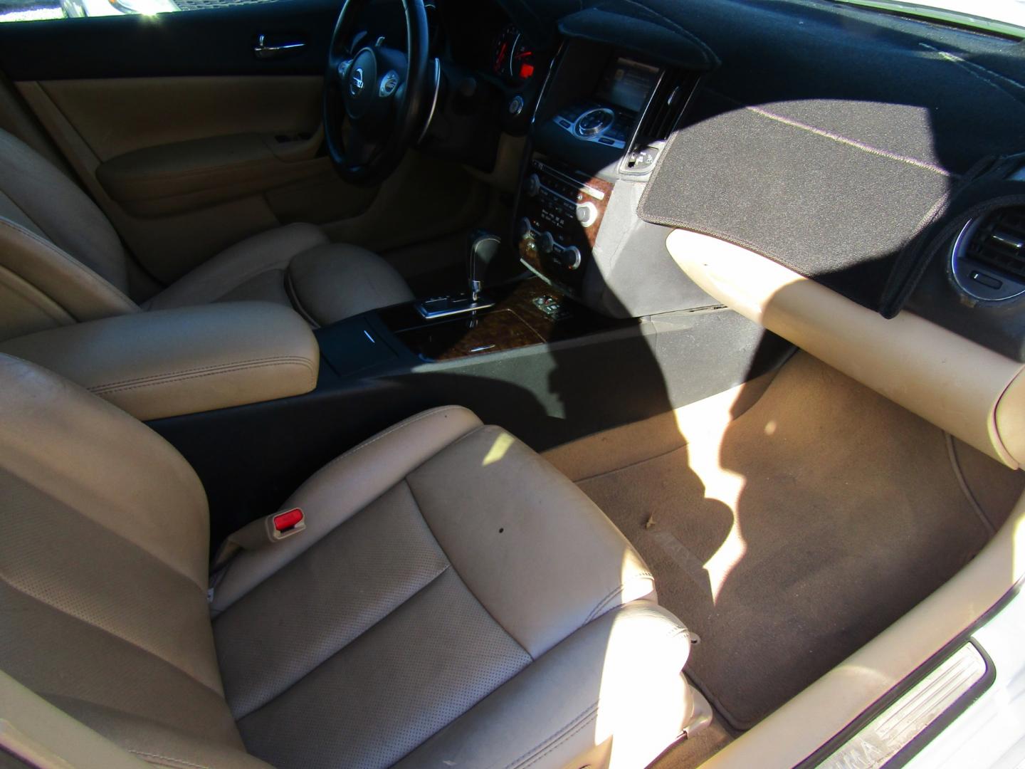 2010 White /Tan Nissan Maxima S (1N4AA5APXAC) with an 3.5L V6 DOHC 24V engine, CVT transmission, located at 15016 S Hwy 231, Midland City, AL, 36350, (334) 983-3001, 31.306210, -85.495277 - Photo#9
